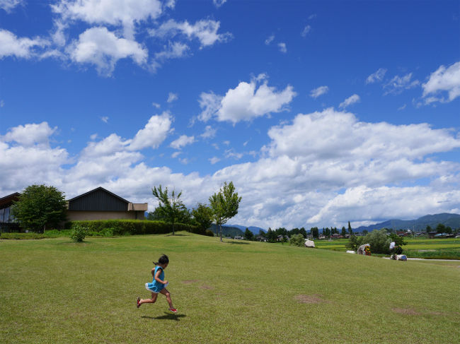 今年の夏休みは海外にも行かないし・・どこに行こうか・・<br />そうだ、久々に信州へ行ってみよう！<br />以前泊まってとても良かった温泉もあるし、松本には久々に会いたい高校時代の友達もいる。帰りは山梨の明野のひまわりを撮影してもいいな・・<br />ということで久々にのんびり女一人旅をすることにしました。