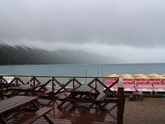 雨の支笏湖