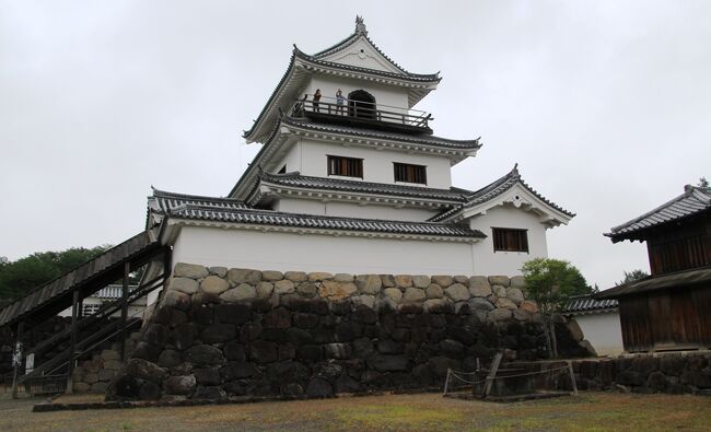 木造で再建された白石城登城<br /><br />白石城は平山城である。江戸時代の間、白石城は絵図に描かれており、時代の異なる絵図の比較から、白石城の城域は拡張傾向にあったとみられている。白石城は最終的に、丘陵の頂きに本丸、二の丸、中の丸、西曲輪、中段に沼の丸、南の丸、巽曲輪、帯曲輪、厩曲輪、平地部分に三の丸、外曲輪という六丸五曲輪構成になった