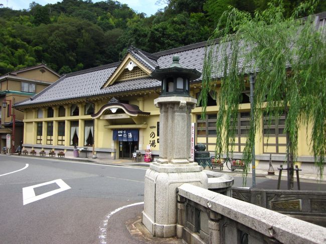 今年も暑い！、そう思いながら恒例の福知山温泉へ行く予定を立てて予約していたが、一週間前の豪雨で市内は甚大な被害を受けてしまった為に急遽中止?…。<br /><br />よって城崎温泉へ変更したが、まだあいにくの夏休みで土曜日はどこも一杯で宿泊料金が相変わらず高い！（観光地だから仕方ない）。<br />ならば、隣の豊岡市内の週末はビジネス客もいないので調べると、どこも空き状態…、宿泊料も普通なので決めました（以前、出張で良く利用していました）。<br /><br />豊岡から城崎温泉なら、ＪＲで２駅で１０分程度と近いし片道￥２００と安い～、下手に車で行って高い駐車料金を支払うよりは楽である。<br />夕食も市内なので飲み屋から色々とバラエテイーで意外に便利です。<br /><br />車は宿泊先に預けておけば問題なし（城崎温泉は駐車料金が意外に高いのです？）。<br /><br />夏なので短パン・タンクトップにサンダル履きで十分だし、タオルだけ持っていればＯＫ！。<br />これで今回は決まり！、タイトルも「ぶらぶらぶらぶら歩きの湯」です。