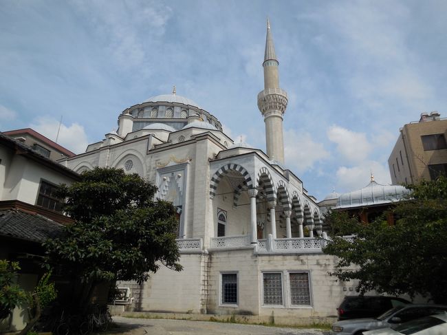 渋谷区代々木上原にある東京ジャーミイを再訪しました。ここの異国情緒たっぷりのイスラム寺院に刺激されたこともあって、７年ほど前にイスタンブールを旅しました。<br />東京ジャーミイはトルコ共和国在東京大使館の所属施設で、モスクの光熱費などはトルコ共和国宗務庁が負担するトルコ政府の管理下にある施設です。前身である代々木モスクは、1938年にロシア出身のタタール人たちのためのモスクとして開設されました。しかし、同モスクが木造建築で造られた経緯もあって老朽化が進み1986年に取り壊されました。その後亡命タタール人たちがトルコ共和国の国籍を取得していた縁から、トルコ宗務庁の援助によってオスマン様式で2000年6月に再建されました。