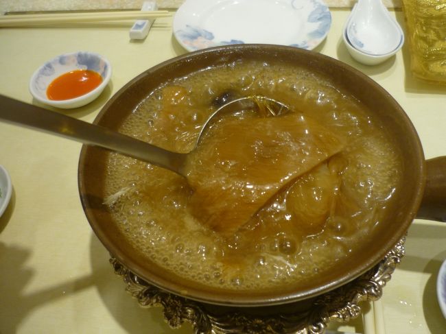 普段ののんびり旅行とは違い、今回は食事等のスケジュールを事前に組んだ旅行だったので、だらだら派の主人がどういう反応をするか不安だったのですが、結果は美味しい食事に大満足したようで一安心です。<br /><br />夫婦そろって小規模ホテル贔屓なのですが、今回は主人も「たまにはシティで大規模ホテルに宿泊もいいね~。」というくらい、リージェントのハード面は良かったです。<br />ソフト面は、良いと思うこともあれば、う~んということもありました。スタッフの人数も相当なのでバラつきが出るのは仕方がないかな、と。<br />ちなみにこの時期のホテルの客層は、6割が中華系、3割が日本人、1割が欧米系といった感じでした。ファミリー層が特に多かったですが、ビジネスマンも多く見かけました。