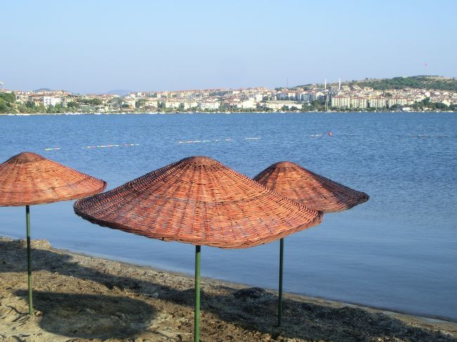夏休みを利用してトルコの周遊ツアーに行ってきました。<br />8日間の日程で主要なスポットを巡るツアーでなかなかの強行軍でしたが、日ごとに違う光景や文化を見ることができ、トルコを満喫してきました。<br /><br />・1日目 成田→イスタンブールへ移動<br />・2日目 ダーダネルス海峡を渡りトロイ観光(ギリシャ時代遺跡)<br /> アイワルク泊(エーゲ海)<br />・3日目 ベルガマ・エフェソス観光(ローマ時代遺跡)<br /> パムッカレ観光・泊(石灰棚)<br />・4日目 コンヤ観光(イスラム教の神秘主義発祥地)<br />・5日目 カッパドキア観光・泊(奇岩地帯)<br />・6日目 イスタンブールへ移動・観光(オスマントルコ時代)<br /> ボスポラス海峡クルーズ<br />・7日目 イスタンブール観光 イスタンブール→成田へ移動<br />・8日目 帰国<br /><br />トロイの観光後、アイワルクでの宿泊からベルガマにある古代の精神病院跡であるアスクレピオンまでを旅行記に記載します。<br /><br />アイワルクはエーゲ海に面した保養地。ちょっとだけ泳いできました。<br />ベルガマは紀元前4世紀できたペルガモン王国の首都であり、古代の医療面が垣間見れるなかなか興味深い遺跡でした。