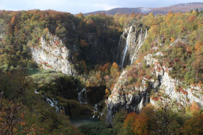 １０月１５日はクロアチアの秋の自然探訪、プリトゥヴィツェ湖群です。表題の地域でプリトゥヴィッツェが無かったので、最後で行くザブレクで登録しました。沢山の透き通った湖と大小のさまざまな滝、それと廻りの紅葉に魅せられました。<br />１０月１６日はザグレブの街の散策で大聖堂や聖マルコ教会や世界一短いケーブルカーなどを見てきました。<br /><br />一年も前の旅行でメモも見当たらず、写真を頼りに編集しました。多少の誤差が有るかもしれませんが、ご容赦ください。<br /><br />明日から北米西海岸の国立公園を見に行きますので、取り合えずクロアチアの旅の登録完了します。明日からは、しっかりメモしてきます。