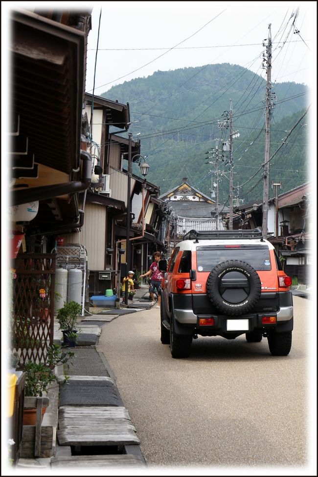 ■夏の車旅、岡山〜福井〜能登半島〜北アルプス〜京都<br /><br /> 恒例となった夏の長距離車旅、全走行距離は2030kmでした。5泊6日のひとり旅日記、第11編です。表紙の写真は郡上八幡の古い町並みです。<br /><br />≪夏の車旅、旅行4日目≫<br />▼松本城/ 長野県松本市丸の内<br />▼道の駅「風穴の里」/長野県松本市安曇<br />▼飛騨大鍾乳洞/岐阜県高山市丹生川町<br />▼飛騨高山古い町並み/岐阜県高山市昭和町<br />▼郡上八幡古い町並み/岐阜県郡上市八幡町<br />▼郡上八幡城/岐阜県郡上市八幡町<br />▼大津市内H泊<br /> 旅行5日目へつづく・・・<br /><br />▼郡上八幡古い町並み&郡上八幡城/岐阜県郡上市八幡町<br /> 東海北陸自動車道の郡上八幡IC直前の亀尾島トンネル(下り線)を抜け、右手に広がる市街地が郡上八幡です。<br /> 真っ先に目にとまるのが市街地奥の山頂にそびえる郡上八幡城です。1559年遠藤盛数が砦を築いたのが始まり。山城なので城下町を一望することができます。<br /> 長良川の上流に位置し、「宗祇水」に代表される清冽な水と夏の郡上おどりで有名な郡上八幡。<br /> 職人町、鍛冶屋町といった町名にひかれてそぞろ歩けば、そこには古い家並みとその軒先をほとばしるように流れる水路があります。<br /> 柳町の家々は侍町のおもかげを残しており、隣家との境に袖壁をもつのが特徴。江戸時代から変わらない地元の暮らしを感じることができます。<br /><br />【手記】<br /> 夏の車旅4日目の早朝、松本駅前のHから松本城へやって来ました。この日の訪問地は飛騨高山の古い町並みと郡上八幡の古い町並みとなりました。郡上八幡市散策は初めてで楽しみにしておりました。<br /> 前日は無理な行軍が祟って異様に疲れていましたが、昨晩、焼肉屋さんで飲みあげて^^;ぐっすりと寝ましたので体力が回復!元気になりました。ウッシ!<br /><br />