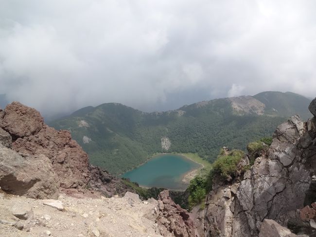 2日目は日光白根山登山。<br /><br />頂上まで登って五色沼と弥陀ヶ池まで行きたかったので、ちょい急ぎ気味で歩きました。<br />天気が心配だったけど、なんとか雨は降らず大丈夫でした。