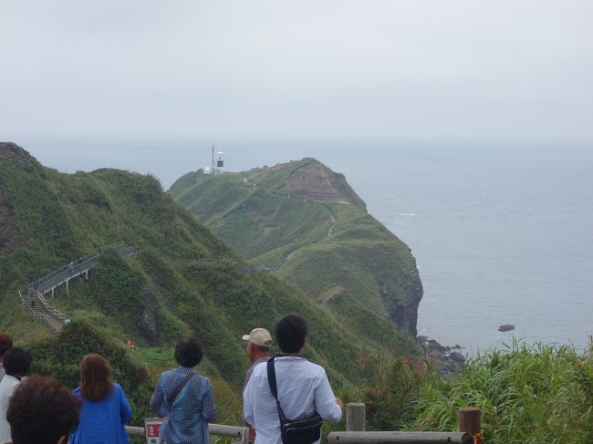 女人禁制の地以上に，そもそも，神威岬にたどり着くには海岸沿いを歩いて大変でした。それも，現在では簡単に歩いていけます。案内板には片道３７分と書いてありましたが，ちょうど良い散策時間と道です。