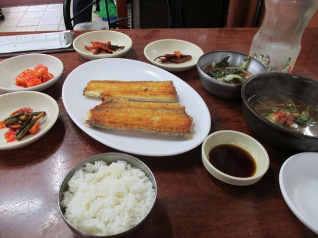 8月15日は韓国では光復記念日で、祝日。<br />旅の最後にイシモチの焼き魚を食べに、チャガルチ市場近くの焼き魚通りに行きました。<br /><br />慶北大邱フェッチッ　キョンブッテグフェッチッ を目指します。