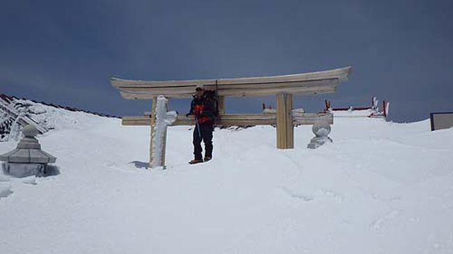 富士山は今まで8月の須走口から、9月河口湖駅から、同じく9月馬返しからと計3回登っていますが、世界遺産に登録されて登山者が増加する一方のため、今年は残雪期に登ろうと思い計画しました。登山口は山頂に一番近い富士宮口です。<br /><br />富士宮登山口に到着するとすでに半分くらいは駐車場に車が止まっていてビックリ。以前に比べて情報収集の手段が増えたので登ろうという意欲の人も多くなった影響だろうか。各言う自分もその一人。<br />事前情報のとおり宝永山登山口方面からアイゼンをはいて取り付く。今回は久しぶりに一緒に行く人がいたので少しyっくりめに歩き始めたつもりが、初回からの結構急な直登にペースをあわせられず、逆にペースダウンさせてしまった。どうしようか考えたが、富士山特有の下まで見えるため何かあれば確認できると思い、各自マイペースで登り、1合ずつ様子を見ながら待ち合わせて歩くことにした。結果、各場所で15分程度の休憩をとりながらで全員無事に登頂できた。<br /><br />7合目付近までは風もなく暑いくらいだったが、さすがに弱いながらも8合目以上は風が出てきてウェアを着て登る。富士宮山頂直下が急斜面だがアイゼンの刺さり具合が良好だったので、この季節で日差しが強ければ、安全圏での登山だった。ただし、今回も小石、頭大の落石が転がっており頭上の注意は必要。でも皆さん了解していて、小さな石でも「ラ〜ク」の叫び声が、上のほうから順番にかかり確認もしっかりできた。<br /><br />いよいよ剣が峰に到着。思ったより風もなく、この時期にしては遠望も効き、八ヶ岳、南アが一望できたのが嬉しい。そして下山はロングシリセード。今回の下山用に急遽購入したヒップソリ（スカイボード）を試す時が来た。九合五勺まで降りてきて、シリセード開始。以外に斜度がある富士山、ヒップソリを敷き滑り始めると、ピッケルで制動をかけるがスピードが出すぎて怖い怖い。ということで、九合目から新七合目まではソリ無しのシリセードでガンガン降りました。そして少し斜面が緩くなった新七合目から六合目まで再びヒップソリシリセード。下界まで展望が利く富士山ならではのロングシリセードを楽しみ、山頂まで6時間かかったのに下山は1時間たらず。シリセードするときには、最低限スピードを出しすぎない、下に人がいない、近くにいたら止まる、足をしっかり上げるを注意して実行。自分を守るのと他人を傷つけずに楽しむのがたしなみ。<br /><br />夜から目が痛くて眠れず、涙も止まらない、赤目になってしまった。よくよく考えると半分くらいはサングラスしないで登っていたので紫外線にやられて雪目になってしまったらしい。今までここまでひどい雪目は経験したことがなかったが、この痛み半端じゃない。晴天の残雪期富士山恐るべし。これからはしっかりサングラスして目のケアもしっかりしようと思う。<br /><br />大満喫の富士山登山でした。これで冬装備も来シーズンまでお休み。来年の冬シーズンはヒップソリを使った緩斜面登山ができる山探したいと思います。<br /><br />参考コースタイム：7時間20分（メンバーと足合わせるため各ポイントで15分程度休憩）<br />6:35駐車場宝永山方面登山口7:00→8:00新七合目8:15→9:00元祖七合目9:15→9:55八合目10:15→10:40九合目10:55→11:25九合五勺11:35→12:15富士宮山頂12:35→12:50剣が峰13:10→富士宮山頂13:25→九合五勺→六合目14:10→駐車場14:20