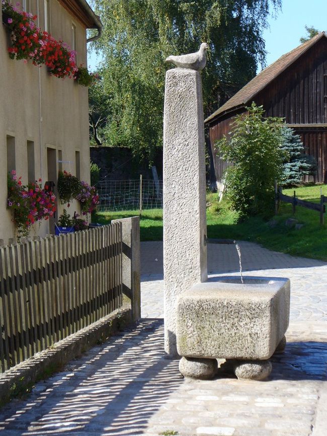 Romantische Strasseロマンチック街道、Schwaebische Alb Strasseシュヴェービッシュ・アルプ街道、Burgenstrasse古城街道の旅<br /><br />期間 :2012年05月15日(火)〜05月29日(火)15日間の旅<br /><br />XXX<br /><br />≪伝説:カール大帝と鳩の泉(フォイヒトヴァンゲン・ベネディクト修道院教会の創建話)≫<br /><br />FeuchtwangenTaubenbruennlein,Wie das Kloster Feuchtwangen entstand.<br /><br />写真は鳩の泉Taubenbruennlein