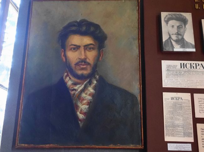その４は、スターリン博物館を訪ねたゴリ。そしてクタイシを目指して西グルジアへ。<br /><br />・スターリン博物館<br />・ゴリからクタイシへの道<br /><br />表紙写真は、スターリン博物館に飾ってあった若き日のスターリンを描いた絵。