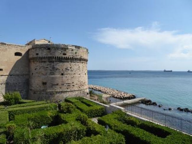 7月9日〜28日の18泊20日、南イタリアへ行きました♪<br />世界遺産の風景、美しい島やビーチ、白い街並み、果てしなく続くオリーブ畑、煌めく海岸、バロック街並み、数多の優雅な城、美味しいグルメを楽しんできました♪<br />訪れたのは、ナポリ、ポンペイ、エルコラーノ、ビエステ、ペスキチ、ヴィーコ・デル・ガルガーノ、トレミティ諸島（サン・ニコラ島+サン・ドミノ島）、ポリニャーノ・ア・マーレ、カステッラーナ・グロッテ、モノポリ、オストゥーニ、チステルニーノ、ロコロトンド、アルベロベッロ、マルティナ・フランカ、チェーリエ・メッサーピカ、ブリンディジ、オーリア、ターラント、フランカヴィッラ・フォンターナ、カロヴィニョ、レッチェ、ガラティーナ、ポルト・チェザーレオ、コリリアーノ・ドトラント、オートラント、レウカ、アレッサーノ、スペッキア、ソレート、ナルド、ガリポリ、トッレ・ア・マーレ、バーリ、カステル・デル・モンテ、アンドリア、トラーニの３７か所へ行きました。<br />宿泊地はナポリ、ビエステ、ポリニャーノ・ア・マーレ、オストゥーニ、レッチェ、オートラント、ガリポリ、バーリの８か所。<br /><br />☆Ｖｏｌ１８１：第１０日目（７月１８日午後）ターラント♪<br />今日はブリンディシ・オーリア・ターラントの日帰り旅行♪<br />ターラント観光♪<br />Ponte Girevoleを渡り、旧市街へ。<br />その脇にアラゴン城。<br />アラゴン城はスペインのアラゴン家に造られたもの。<br />昨年に訪れたイスキア島のアラゴン城と同じ系列。<br />こちらは円形の塔をいくつものを有し、<br />素晴らしい景観。<br />アラゴン城への橋は真っ直ぐではなく、<br />ジグザグになっていることが気付く。<br />これは戦略の上で突進できないようになっているため。<br />入城すると周囲の建物に囲まれたパテオに出る。<br />その一角に見学受付の部屋がある。<br />入るとびっくり。<br />イタリア海軍の将校たちがずらり。<br />白い海軍服がまぶしい。<br />しかも精悍な顔つき。<br />そう、アラゴン城は現在でもイタリア海軍の基地となっているため。<br />一般公開ができたのは４年前から。<br />それまでは一般人は立ち入り禁止であった。<br />イタリア海軍将校についていきながら、<br />見学。<br />イタリア語でユーモラスに混じりながら説明する。<br />これは驚く。<br />将校もイタリアらしいユーモラスさを持ってるとは…。<br />さらに驚愕したのは撮影OKとのこと。<br />だって海軍の基地でしょ？<br />撮影してもいいの？と不思議に思う。<br />ゆったりとアラゴン城を見学して♪