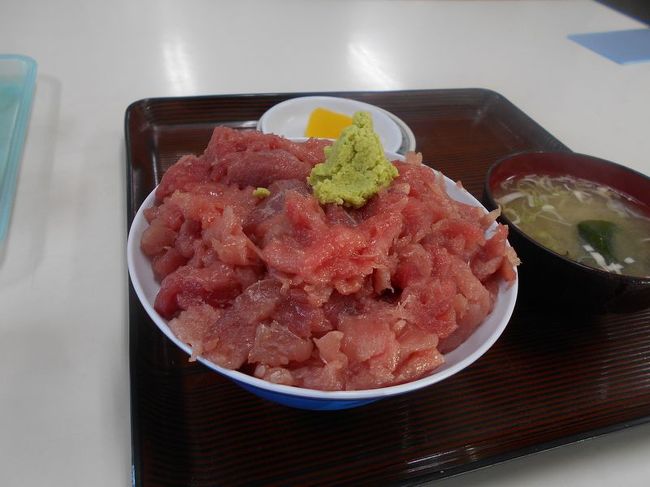 B級ご当地グルメでも郷土料理でもありませんが、<br /><br />地域の皆さんから愛される名物店を訪問するシリーズです。<br /><br />今回は、青森県浅虫温泉にある「鶴亀屋食堂」をご紹介します。<br /><br /><br />★“ベタ”な名物店めぐり<br /><br />まぐろが山盛り 「鶴亀屋食堂」(青森)<br />http://4travel.jp/travelogue/10922752<br />さんまの形のたい焼き 「さんまnaたい焼き」(宮城)<br />http://4travel.jp/travelogue/10874248<br />中華丼と固焼きそばの合盛り 「阿Q 西那須野店」(栃木)<br />http://4travel.jp/travelogue/11093935 <br />元巨人投手の店 「讃岐うどん 條辺」(埼玉)<br />http://4travel.jp/travelogue/10860967<br />刺身食べ放題 「たいこ茶屋」(東京)<br />http://4travel.jp/travelogue/10937323<br />鉄道ファンの聖地“ナイアガラ”(東京)<br />http://4travel.jp/traveler/satorumo/album/10697557/<br />http://4travel.jp/travelogue/10971520<br />神田一安い居酒ヤ「とうきょう」(東京)<br />http://4travel.jp/travelogue/11053874<br />韓国風たいやき 「上野たいやき」(東京)<br />http://4travel.jp/traveler/satorumo/album/10765367<br />巨大グラパンの店 「デン」(東京)<br />http://4travel.jp/travelogue/11197648<br />カレートーストの店 「若生」(東京)<br />http://4travel.jp/travelogue/11198589<br />刺身が山盛り 「竹家食堂・ねぎとろ番長」(神奈川)<br />http://4travel.jp/traveler/satorumo/album/10695013/<br />刺身が山盛り 「もみじや・おまかせ定食」(神奈川)<br />http://4travel.jp/traveler/satorumo/album/10574700/ <br />ダウンタウンも通っていた 「信濃そば」(大阪)<br />http://4travel.jp/traveler/satorumo/album/10544646/<br />スタバもすなばもあります 「すなば珈琲」(鳥取)<br />http://4travel.jp/travelogue/11124525/<br />丸天がうまい 「小倉駅ホームの立ち食いうどん」(福岡)<br />http://4travel.jp/traveler/satorumo/album/10474232/<br />“だぢづでど”が“らりるれろ”に 「かろのうろん」(福岡)<br />http://4travel.jp/traveler/satorumo/album/10476120/<br />
