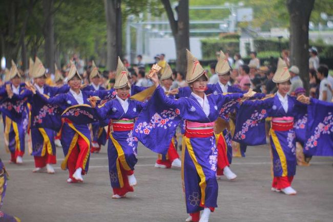 毎年8月の終わりに原宿・表参道・代々木公園周辺で「スーパーよさこい」が開催されます。高知から多くの優れたチームが参加し、本格的なよさこいを楽しめます。