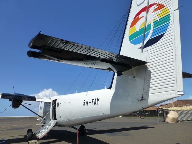 アメリカンサモアのパゴパゴからサモアのアピアまで行きと同様のポリネシアン航空ＤＨＣ６の小型飛行機で戻りました。アメリカンサモアとサモアの間には日付変更線があるので３５分間しか搭乗していないにもかかわらず１日進んでしまいます。あまり乗る機会の無い１９人乗りの小さな飛行機で物珍しかったこともあり写真をいっぱい撮ったため１件の旅行記として独立させることにしました。<br /><br />片道はもう一社のインターアイランド航空を利用したかったのですが、インターネットで何回リクエストしても返事が来なかった為、チケットを買うことができませんでした。このポリネシアン航空もオンライン予約の最後のひと押しではじかれてしまい買えず、数日に分けて５回くらい挑戦してようやく購入することができました。