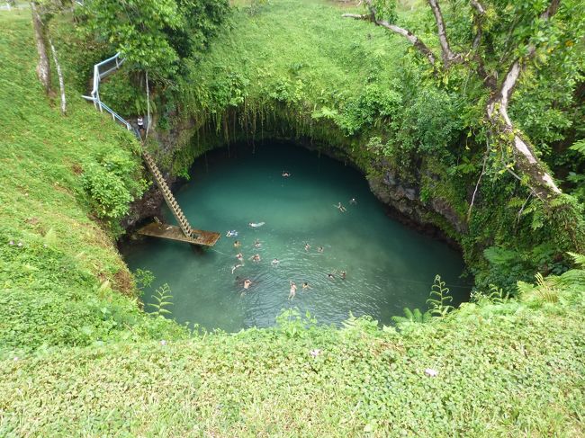 トゥスアオーシャントレンチの写真を見た時、ここだけは行っておかなければと思いました。地面に大きく深い穴が空いていて底には海水が貯まっていて海中内の洞窟で外海につながっている不思議なホールでした。サモアの海は全体的に海洋のコンディションに恵まれず、濁っていて波も高くシュノーケルは楽しめませんでしたが、淡水のピウラ洞窟プールの水の綺麗さには感激しました。<br />ウポル島内はラロマヌビーチ、トゥスアオーシャントレンチ、ピウラ洞窟プール、パロロディープ、アピアを観光しました。テレビなどで紹介されるリゾートホテルとはかけ離れているけれど、リゾートビーチホテルに１泊しました。<br /><br />旅が始まって４日目のここまでの行程は日本→クアラルンプール→ニュージーランド→サモア→アメリカンサモア→サモアとなります。