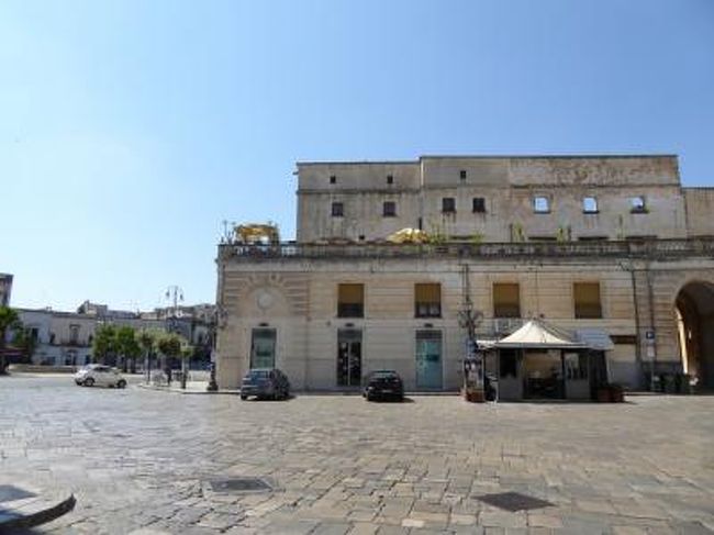 7月9日〜28日の18泊20日、南イタリアへ行きました♪<br />世界遺産の風景、美しい島やビーチ、白い街並み、果てしなく続くオリーブ畑、煌めく海岸、バロック街並み、数多の優雅な城、美味しいグルメを楽しんできました♪<br />訪れたのは、ナポリ、ポンペイ、エルコラーノ、ビエステ、ペスキチ、ヴィーコ・デル・ガルガーノ、トレミティ諸島（サン・ニコラ島+サン・ドミノ島）、ポリニャーノ・ア・マーレ、カステッラーナ・グロッテ、モノポリ、オストゥーニ、チステルニーノ、ロコロトンド、アルベロベッロ、マルティナ・フランカ、チェーリエ・メッサーピカ、ブリンディジ、オーリア、ターラント、フランカヴィッラ・フォンターナ、カロヴィニョ、レッチェ、ガラティーナ、ポルト・チェザーレオ、コリリアーノ・ドトラント、オートラント、レウカ、アレッサーノ、スペッキア、ソレート、ナルド、ガリポリ、トッレ・ア・マーレ、バーリ、カステル・デル・モンテ、アンドリア、トラーニの３７か所へ行きました。<br />宿泊地はナポリ、ビエステ、ポリニャーノ・ア・マーレ、オストゥーニ、レッチェ、オートラント、ガリポリ、バーリの８か所。<br /><br />☆Ｖｏｌ２０２：第１１日目（７月１９日午後）ガラティーナ♪<br />ガラティーナ観光♪<br />中心広場に近い郷土料理レストラン「Le Tre Grazie」でガッツリ肉料理を頂いたら、<br />レッチェへ戻る。<br />実は、<br />最大の見所であるサンタ・カテリーナ・ダレッサンドリア教会は<br />この日は閉館。<br />このため、後日改めて行くことに約束。<br />専用車ベンツへ向かいながら、街並みを眺めながら歩く。<br />専用車ベンツに乗り、レッチェへ。<br />猛烈に暑い〜♪<br />