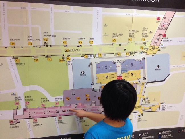 九份行きをやめて台北車駅を散策。<br /><br />ここ、台北車駅は電車グッズの宝庫。<br />だいすけのだいすき？！な電車グッズ…<br /><br />電車に興味ないあゆみには悪いけど、パパもママも台湾限定のグッズやおもしろグッズも見たいし…(-_-)<br /><br />自閉症のだいすけにとっても、プラレールや電車グッズはしばらくおとなしくなる三種の神器の1つ。<br /><br />行かざるおくべきか！！<br /><br /><br />まあ、男子(大人も含め)の土産にも無難だしね。<br /><br />まずは地下街にあるMRTのショップへ<br /><br /><br />地下街マップを見れば行きやすいです。