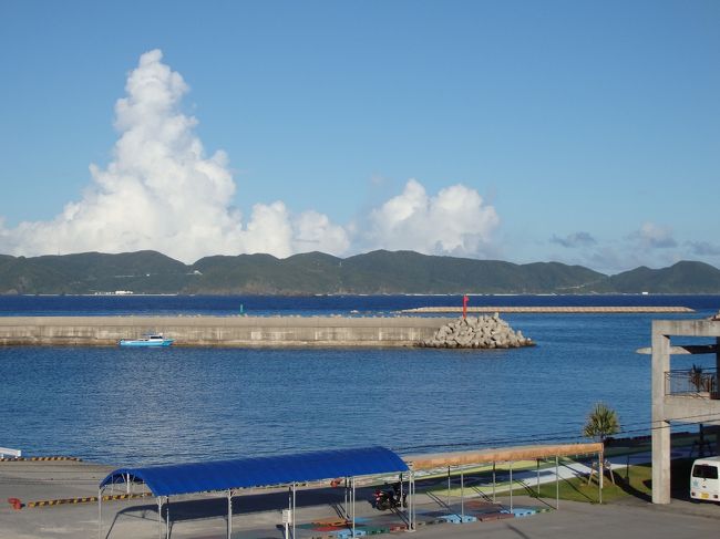 盆休み明けに休暇が取れたので、以前から行ってみたかった阿嘉島へ家族旅行へ。今回は阿嘉島２泊、那覇２泊の４泊５日の旅です。<br />朝は阿嘉大橋で朝日を眺め、昼は北浜ビーチでシュノーケル。夜は集落を散歩。（散歩とシュノーケルしかしていません。）<br /><br />北浜ビーチは透明度が高くまるで水族館の水槽の中を泳いでいる感じがして最高の気分を味わいました。<br /><br />夜の散歩では、港近くで慶良間鹿と出会い、阿嘉ビーチを越えたあたりで蛍を鑑賞。また、見上げると天の川がくっきり見ることができ、とゆったりとした時間を過ごしました。<br /><br />＊誤字脱字を修正、写真とコメントを加えました。