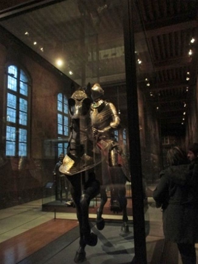 パリ　アンヴァリッドに併設される軍事博物館です。<br /><br />ここで一番見たかったのは甲冑のコレクション。<br /><br />フランソワ1世、アンリ4世、ルイ16世の甲冑もありました。<br /><br />華やかな騎馬試合をほうふつとさせる展示です。<br />