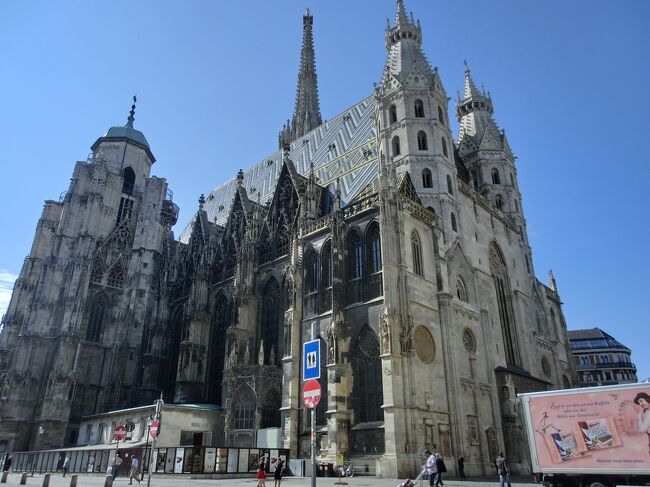 今年の夏は２年前から計画していた中欧鉄道の旅。当初はドイツのフランクフルトからハンガリー（ブダペスト）オーストリア（ウィーン）チェコ（プラハ）と周る予定でしたが、ドナウ川の高速船利用も加えてスロバキア（ブラチスラバ）の中欧4ヵ国とドイツ（ベルリン）を加えた鉄道の旅となりました。<br /><br />第４回は１日ウィーン市の観光です。ホーフブルグ（王宮）、シェーンブルン宮殿、ベルヴェデーレ宮殿旧市街と行きたい所が目白押し。とても1日で周れるはずもなく古いたたずまいの残るリング通りを中心に世界遺産ウィーン歴史地区をトラムで街歩きの旅となりました。<br /><br />今回の鉄道利用は以下のとおりです。<br />ブタペストからウィーンまではオーストリアの誇るレールジェットに乗車。この列車はエコノミー・ファースト・ビジネスと3クラス制で、一番上のクラス　ビジネスクラスに乗車しました。<br /><br />ウィーンからブラチスラバまでは 鉄道の移動だけではつまらないのでTWIN CITYLINERというドナウ川クルーズ船に変更。このクルーズ船は国際航路でありながら60分と短い時間でブラチスラバに到着します。船での移動も楽しい思い出になりました！<br /><br />ブラチスラバからはチェコの誇るSC（スーパーシティ）に乗車する為、ジリナ経由でオストラバからプラハまでSCに乗車しました。昔は同時刻（5:35）出発でプラハに9時35分到着するSCがあったのですが、今はチェコ国内専用で運行しているようです。結局プラハ到着14時39分となりました。<br /><br />最後はプラハからベルリンまでEC176に乗車。プラハを出るとヴルタヴァ（モルダウ）側沿いを走る車窓の景色が素晴らしい路線でした。<br /><br />今回の世界遺産<br />ハンガリー<br />ドナウ河岸、ブダ城地区及びアンドラーシ通りを含むブダペスト　<br />（文化遺産）登録年：1987年 2002年<br /><br />オーストリア<br />ウィーン歴史地区（文化遺産）登録年：2001年<br />シェーンブルン宮殿と庭園群（文化遺産）登録年：1996年<br /><br />チェコ<br />プラハ歴史地区（文化遺産）登録年：1992年<br /><br />全日程<br />◎2014年7月11日（金）<br />夜、新幹線で博多に移動<br /><br />◎7月12日（土）<br />福岡空港からJAL001便で成田空港に移動<br />成田 10時30分発  JAL413便  ヘルシンキ 14時55分着<br />ヘルシンキ  AY755便　17時00分発  ブダペスト  18時20分着<br /><br />7月13日（日）　ブダペスト市内観光<br /><br />7月14日（月）<br />ブダペスト  13時10分発  レールジェット66　ウィーン  15時56分着<br /><br />◎7月15日（火）　 ウィーン市内観光<br /><br />7月16日（水）<br />ウィーン  13時00分発　TWIN CITY LINER（ドナウ川観光船）<br />ブラチィスラバ  13時59分着　ブラチィスラバ市内観光<br /><br />7月17日（木）　　<br />ブラチィスラバ  5時33分発　EC150  ジリナ　7時44分着<br />ジリナ　8時21分発　EC105　オストラヴァ　10時15分着　<br />オストラヴァ  11時27分発SC（スーパーシティ）510                          プラハ  14時39分着<br /><br />7月18日（金）　プラハ市内観光<br /><br />7月19日（土）<br />プラハ  8時29分発　EC176　ベルリン  13時15分着<br />ベルリン市内観光<br /><br />7月20日（日）<br />ベルリン  17時15分発  AB（エアベルリン）6567便<br />フランクフルト  18時40分着<br />フランクフルト  19時30分発  JAL408便　<br /><br />7月21日（月）<br />JAL408便　成田空港　15時25着<br />羽田空港  18時30分発  JAL329便　福岡空港  21時15分着<br /><br />写真はウィーンのシュテファン大聖堂　　　　