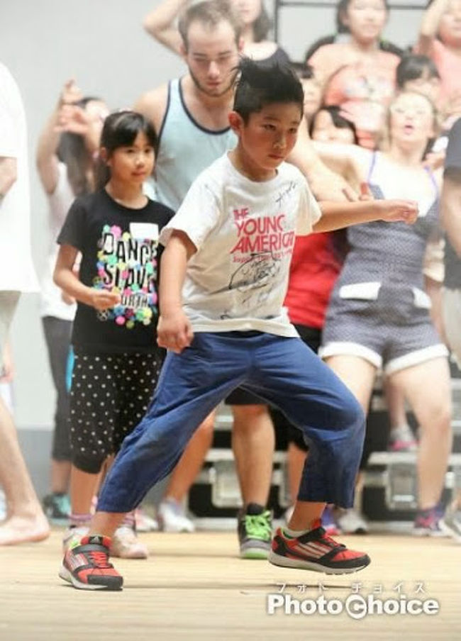 ヤングアメリカンって？？？　http://jibunmirai.com/ya/<br /><br />アウトリーチ」と呼ばれる教育活動を各所に訪れ、小・中・高校生たちと一緒にわずか3日間で歌やダンスのショーを作り上げます。世界共通言語である音楽を通して数百人の子どもたちが共に学び、お互いの強みを尊重し、自分の可能性を発掘します。<br /><br /><br /><br />ダンスのソロパートいただきました