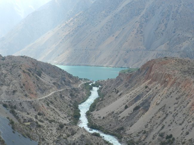 タジキスタンのドゥシャンベからファン山脈の真珠と呼ばれる、イスカンダル・クル湖に言って来ました。