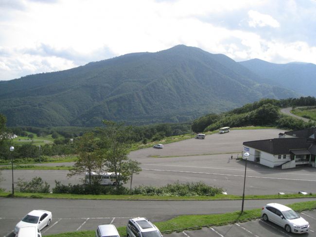 2014年8月25日(月)〜27日(水)、国民休暇村網張温泉に2泊してきました。どこか暑くない所へ行こう・・で、標高は700数十mだが、北だから涼しいだろうで、ここを選択しました。岩手山の麓で眺めが良いという位で、事前の知識はなかった。国民休暇村のHPを検索すると、秋田乳頭温泉と共に人気が高かった。<br /><br />出かける前にアルペンガイドを見ると、八幡平〜岩手山〜乳頭温泉の縦走路の途中にある犬倉山の山頂下まで、網張温泉からスキーリフトが上がっている。<br />最近、スキーは下火だし、夏季にリフトが動いてはいないのかなと思いながら、宿に聞いてみると、土日のみの運行とのことだった。日曜から行けば、展望が効くという犬倉山に登れたのに・・だった。残念。<br />歳と共に、山の会の山行には参加しなくなっている。<br /><br />網張温泉には盛岡から路線バスが出ているが、午前2本の後は13:35と14:35発の2本のみ。途中の小岩井農場までは倍以上でているのだが。<br />東京駅で駅弁を買いこみ、盛岡12時半過ぎに着く、はやぶさ・こまち13号に乗車した。盛岡駅発のバスは13:45で、<br />次の便でもギリギリ間に合うようだが、余裕を持って。この日は盛岡もかなり暑くて、歩き回る元気もなく、駅前のカフェで時間つぶし。<br /><br />この日の乗客は、小岩井農場までの若者数人と休暇村までの5人ほど。乗車時間は1時間ほどだが、料金は1170円。でも、こんなに空いていては本数が少なく、料金が高めなのもしょうがない感じ。<br /><br />休暇村を訪問する客はほとんどがマイカーなのでしょう。夕食のレストラン(初日はバイキングにした。)は、座りきれないくらい盛況だった。<br /><br />天気予報は、月;晴れ曇り、火、水;曇りというさえないもの。でも、広島の豪雨などを考えると良しとしないと。関東も火、水はあめだったようだ。<br />小岩井農場からは岩手山が良く見えるのだが、バスの車内からは確認できず。休暇村からは前山(犬倉山)の陰で見えなかったが、周りの山は良く見えた。表紙の写真は部屋の窓からの眺め。<br />晴れているうちに、網張の森を歩いてこようで、歩きに出かけた。遊歩道(?)は整備されていたが、結構な登りもあり、木の階段になっている。家内の膝が良くないのだが、ちょっと無理をさせてしまった。<br /><br />夕食は6時からにしたが、5時頃に戻れ、温泉へ。西館のはずれにある見晴らしの湯からは部屋からと同じ展望だった。ちょっと白濁して良い湯だった。<br />6時ちょっと過ぎにレストランに行くと、席はほぼ満杯。5時半からの客がまだ食べていたのでしょう。<br />品数は多く、味付けも良く、ちょっと食べ過ぎ気味だった。<br />入口付近のテーブルに座った。<br /><br />