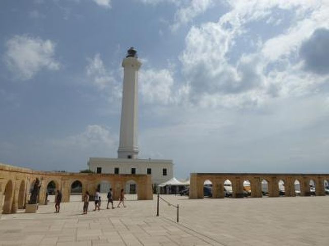 7月9日〜28日の18泊20日、南イタリアへ行きました♪<br />世界遺産の風景、美しい島やビーチ、白い街並み、果てしなく続くオリーブ畑、煌めく海岸、バロック街並み、数多の優雅な城、美味しいグルメを楽しんできました♪<br />訪れたのは、ナポリ、ポンペイ、エルコラーノ、ビエステ、ペスキチ、ヴィーコ・デル・ガルガーノ、トレミティ諸島（サン・ニコラ島+サン・ドミノ島）、ポリニャーノ・ア・マーレ、カステッラーナ・グロッテ、モノポリ、オストゥーニ、チステルニーノ、ロコロトンド、アルベロベッロ、マルティナ・フランカ、チェーリエ・メッサーピカ、ブリンディジ、オーリア、ターラント、フランカヴィッラ・フォンターナ、カロヴィニョ、レッチェ、ガラティーナ、ポルト・チェザーレオ、コリリアーノ・ドトラント、オートラント、レウカ、アレッサーノ、スペッキア、ソレート、ナルド、ガリポリ、トッレ・ア・マーレ、バーリ、カステル・デル・モンテ、アンドリア、トラーニの３７か所へ行きました。<br />宿泊地はナポリ、ビエステ、ポリニャーノ・ア・マーレ、オストゥーニ、レッチェ、オートラント、ガリポリ、バーリの８か所。<br /><br />☆Ｖｏｌ２４４：第１３日目（７月２１日午後）レウカ♪<br />今日はサレント半島の最南端へ日帰り旅行♪<br />サレント半島の最南端の町レウカ。<br />散策したら、岬へ。<br />サンタ・マリア・ディ・レウカ岬には教会と灯台が立ち、<br />周囲は広大な展望台。<br />灯台は「faro di Santa Maria di Leuca」。<br />白い灯台が美しく、珍しい八角形。<br />これ、ギリシャ神殿の柱を彷彿させるが、<br />実はブリンディシ及びレッチェにあるColonna Romaneをモデルとしているため。<br />灯台の起源は１８６６年であるが、現在の灯台は１９３７年。<br />高さは約５０メートル。<br />向かい合うように立つ教会が<br />「Basilica di Santa Maria de finibus terrae」。<br />１７５５年に造られている。<br />外観から教会のイメージとは離れた印象。<br />内部は小さく、窓が少なくやや暗い。<br />特に目立った装飾はなく、シンプルな印象であるが、<br />そこがかえって余計なものを省いた清々しさの雰囲気がある。<br />ゆったりと眺めて♪