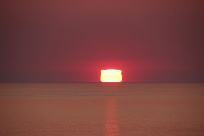 厳冬期に見られる幻の現象」と言われる四角い太陽。 なんと、6月25日（水）夕方、 網走市能取岬で観測されました。 日の入りと共に、かまぼこ型、台形、クローバーのような形 、インベーダーと、刻々と姿を変え、10分ほどの天体ショーとなりました。<br />四角い太陽は、道内の北東部沿岸などで見られる厳冬期の象徴。気温と海水温の温度差により生じる蜃気楼現象で、太陽の輪郭が変化するというもの。6月の夕方に気象条件が合えば、水平線に沈む太陽がときに四角に形を変える不思議な姿に出逢えます。私は2年ぶりに遭遇しましたが、かんどうものでした。