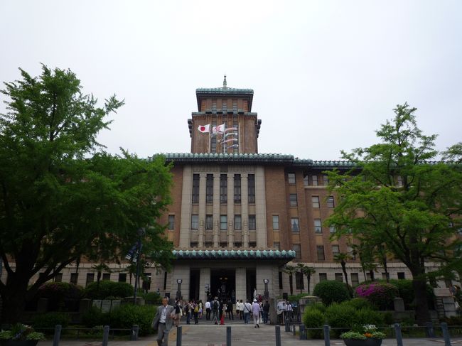 神奈川県庁(キングの塔)<br />http://www.pref.kanagawa.jp/cnt/f380088/<br />昭和３年（１９２８年）に建てられ、関東大震災で焼けた県庁本庁舎に代わる４代目で、<br />公募で当選した小尾嘉郎の案をもと流行した帝冠様式が取り入れられている。1926年（大正15年）12月4日に地鎮祭が執行されたのち、1927年（昭和2年）1月15日より建設に着手され、建築工事費約275万円を費やに、神奈川県内務部(成富又三)により設計され、建築顧問として佐野利器が迎えられた。昭和初期にして1928年（昭和3年）10月31日に完成した<br /><br />表面に溝を刻んだスクラッチタイルと、独自の幾何学的な装飾模様が特色のライト様式醸し出す風格のある建物は、日本趣味の洋風建築である帝冠様式の先駆的事例と言われています。<br /><br /><br />神奈川県庁本庁舎歴史展示室（６階）と屋上展望台<br />　月曜日から金曜日　8時30分から17時15分<br />　※　祝日及び年末年始（12月29日から1月3日）は見学できません。<br />　※　日本大通側の本庁舎正面玄関からお入りください。<br /><br />本庁舎公開<br />　屋上などのほか、普段は公開していない知事室（扉の外からご覧いただきます。）、旧 議場（大会議場）及び 旧 貴賓室（第３応接室）が見学できる本庁舎公開を行っています。<br />　また、公開場所ではキングサポーターズ（本庁舎ガイド）がご案内します。<br /><br />【平成26年度の公開日（予定）】<br />　８月１６日（土曜日）　１７日（日曜日）<br />　９月１４日（日曜日）　２３日（火曜日）<br />１０月１２日（日曜日）　１８日（土曜日）　１９日（日曜日）<br />１１月１６日（日曜日）　２３日（日曜日）<br />１２月２１日（日曜日）<br />　１月１８日（日曜日）<br />　２月１５日（日曜日）<br />　３月　８日（日曜日）　１５日（日曜日）<br />　※８月１６日（土曜日）は、夜間公開も実施します。<br />〈夜間公開〉<br />　８月１３日（水曜日）　１４日（木曜日）　１５日（金曜日）<br />　９月２６日（金曜日）<br />　※ 公開日は追加・変更する場合があります。<br />