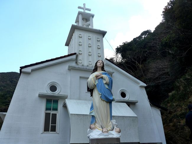 1529県道46号線若松大橋を渡り，ここで若松瀬戸を見学．素晴らしい海の景観．そのあと若松郷から小さな道を延々20分．やっと大平教会に着く．周りには十数件程度の集落しかない．それがこんなに立派な教会！保護者は被昇天の聖母．猪の浦，焼崎教会よりもずっとすごいところにある．多分若松島・中通島で一番不便な場所にある教会と思う．天井に向けて両側から曲線を施している．前に閉校になった小学校があった．<br />大平教会の帰りに，龍観山園地に上る．ここも険しく，半島のようなところの頂上にある．しかしだからこその絶景．若松瀬戸をすべて見渡せるよう．．なんと桐教会まで見えて感激．夕方なのでもう少し明るければさらに素晴らしかったろう．<br />若松港を通り過ぎ，163若松島の南にある土井ノ浦教会に急ぐ！