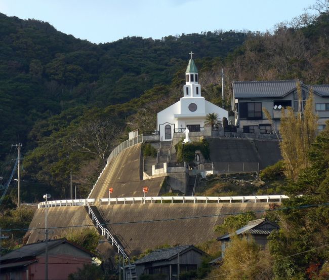 1634若松港を過ぎ，若松大橋を眺めた後，1644土井ノ浦教会に．私が一番好きな教会だ．土井の浦港からみると高いところに敢然と，塔を天に向けて白くそびえている．保護者はイエスのみ心．小さなルルドもある．この教会は旧大曽教会を移築したもので古い！1917-18に完成．大改築しているので近代的に見えるが内部は昔の素晴らしい形式が残る．最初に建てられたのは1879年で大浦天主堂に次いで古い教会．アーチの形状が本当に素晴らしい．ちょうど夕日が入って，木造の長椅子にステンドグラスからの光が満ちて，なんとも美しかった．一押しの教会．<br />楽しかった上五島の二日間も終わり，1715トヨタレンタリース奈良尾営業所に車を返して，1750発のジェットフォイルに乗る．1820福江着．まだ旅はあと二泊ある！