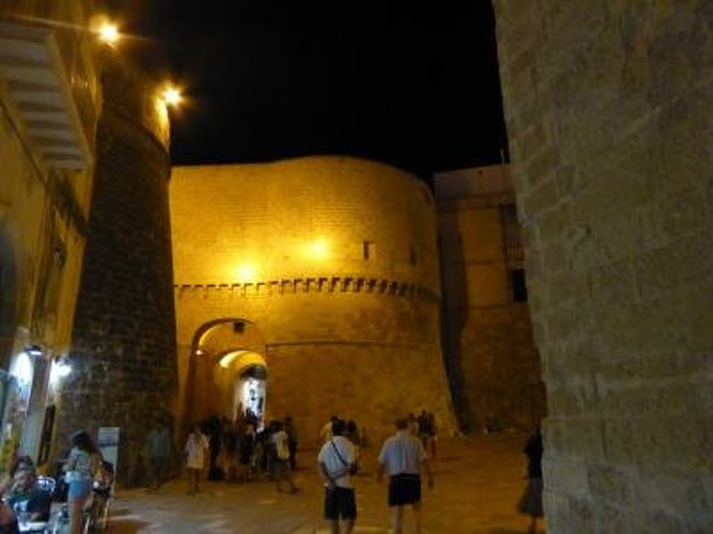 真夏の優雅な南イタリア旅行　Napoli×Puglia♪　Ｖｏｌ２５７（第１３日目夜）　☆オートラント（Otranto)：夜景の美しい城門「Porta Terra」と「Porta Alfonsina」♪