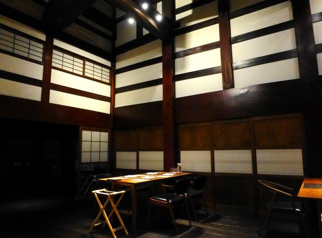 南魚沼&みなかみ2泊3日の旅。1日目のお宿は大沢山温泉にある《里山十帖》。<br /><br />ここは今年の5月にグランドオープンしたばかりのお宿で、〈自遊人〉という会社が経営しています。そうです、旅行雑誌「自遊人」を出版している会社です。建物は新築したものではなく、廃業した温泉宿を自遊人が引継ぎ、フルリノベーションしてオープンさせたのだそう。客室は全12室で、間取りもデザインもすべて異なっています。<br /><br />黒光りする太い立派な梁や柱など、生かせるものは生かし、そこに新しいものを融合させて、建物は見事に再生されていました。その新旧のコラボは素晴らしく、美術ギャラリーにでもいるかのようでした。<br /><br />開業間もない宿にもかかわらず、「週刊現代」の特集「旅のプロ30人が選んだ 2014年度 日本一の名旅館」のコーナーで、「最高の温泉部門」第1位に選ばれたそうです。<br /><br />お宿の絶景露天風呂をとても楽しみにしていたのに、泊った日も翌日もあいにくのお天気で、その絶景を拝むことは叶わず……。<br /><br /><br />★《里山十帖》<br />http://www.satoyama-jujo.com/<br />*子どもの宿泊対応客室は1室のみ(宿泊条件あり)