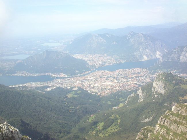 レッ湖にあるレッセゴーネ。<br />標高は1875m。<br />色々な登山コースがあるが、今回はそこそこハードなコースを。<br />足場は狭いし、ぬかるんでるしで初心者にはそこそこどころか<br />かなりハードな登山道でした。<br />チェーンにしがみついて登るのは楽しいけど、それなりに怖いです。<br />山頂はコモ湖やレッ湖が見渡せてすごく景色が良いですよ