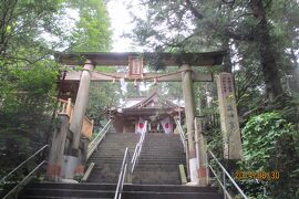 高天原神話の発祥の弊立神社とめずらしい横参道に楼門が特徴の阿蘇神社