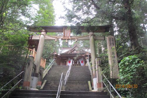 高天原神話の発祥の弊立神社とめずらしい横参道に楼門が特徴の阿蘇神社