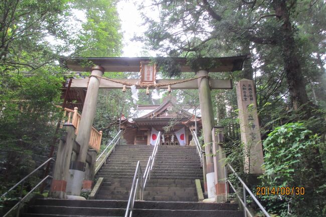 弊立神社は高天原神話の発祥の神宮であるといわれているように、この地に足を一歩踏み入れると厳かな霊気がみなぎり、まさに心のふるさとの根源にふれる思いがします。<br />阿蘇神社は、全国的にもめずらしい横参道であり、この参道に向かって二層の楼門が建っています。肥後国一の宮、旧官幣大社。阿蘇の開拓祖、健磐龍命(たけいわたつのみこと)をはじめ十二神をまつる神社です。 <br />