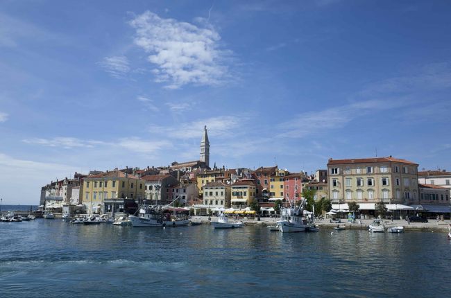 イタリア・トリエステからイストラ(イストリア)半島までは夏休み(7〜8月)限定で高速船が運行されています。なかでもロヴィニへは週あたりの本数も多くて便利。高速船ですので甲板には出られませんが、その分、時間が節約できて大変快適でした。メモ代わりに旅程をまとめてみます。<br /><br />使ったのは「トリエステ・ラインズ」。平日はロヴィニ(Rovinj/ 伊Rovigno)直行便があり、トリエステから1時間25分で到着します。水曜日は運行なし。週末は運行時間がほんの少し違います(途中寄港があったりするため)。<br /><br />Trieste Lines (英語)<br />http://www.triestelines.it/eng/paginacollegamenti.php?idg=1<br />Trieste Lines (イタリア語)<br />http://www.triestelines.it/index.php<br /><br />参考までに私たちの使った便(月曜日)は……<br />行き Trieste 9.00 - Rovinj/Rovigno 10.25<br />帰り Rovinj/Rovigno 18.05 - Trieste 19.30 <br />チケットは往復40ユーロ。トリエステの埠頭にあるチケットオフィスで購入、クレジットカード利用可。国境をまたぐのでパスポートが必要です。<br /><br />*Trieste Lines は他にトリエステ - ピラン(伊 Pirano) - プーラ(伊 Pola)を結ぶ便があります。<br /><br />**夏季以外のトリエステ〜イストラ半島のアクセスについてはトリエステ・バスターミナルの国際線バス情報を参照して下さい。<br />http://www.autostazionetrieste.it/index.php?option=com_content&task=view&id=2&Itemid=3