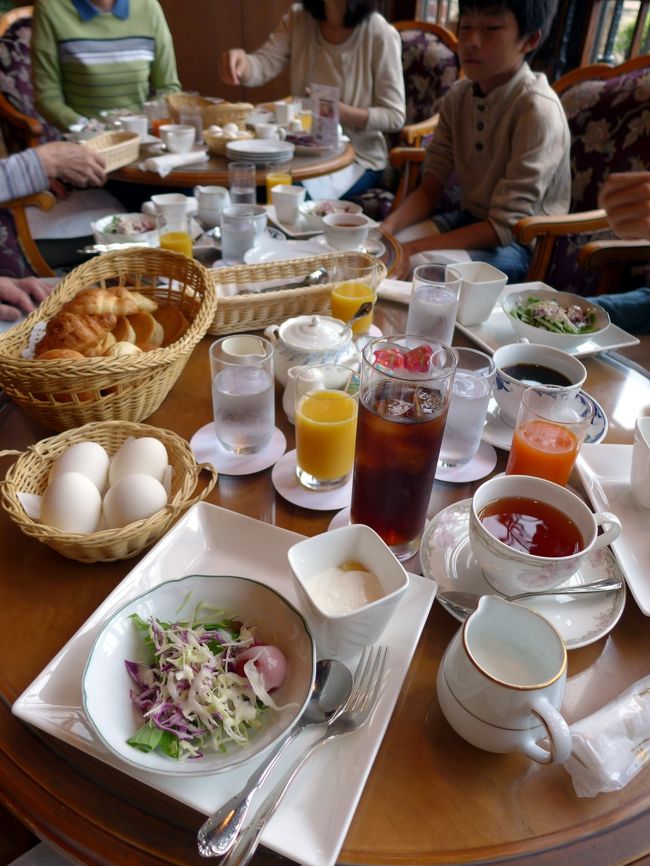 エクシブ蓼科には沢山のレストランがあり、朝食に関しても２箇所のバイキング、２箇所の和朝食、そしてラウンジでの軽い朝食が頂けます。<br /><br />前日夕食はバイキングでガッツリ食べたので、朝は軽く済まそうと、ラウンジ＆バー ドルチェに向かいます。<br />