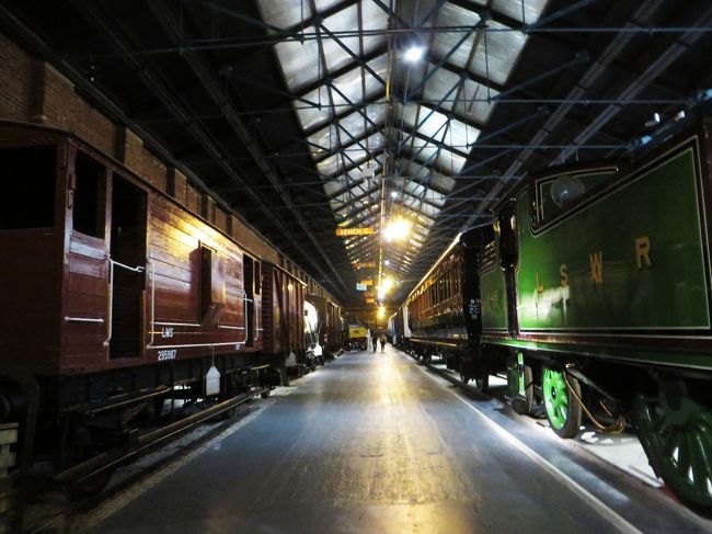 ヨークには世界最大と言われる National Railway Museum（ 国立鉄道博物館 ）がある。小生は特に熱烈な鉄道ファンというわけではないが、旅行にはよく鉄道を利用するので、幾分か世界各国の鉄道や駅舎に関心がある。<br /><br />そこで今回ヨークの街歩きを終えて最後に鉄道博物館へ出かけてみた。ヨーク駅のすぐ近くにあり、宿泊していたゲストハウスからも近くて、10分位で歩いて行くことが出来た。日本にも同じような施設（ 埼玉県さいたま市の鉄道博物館や京都鉄道博物館 ）があるのは知っているが、未だ訪れたことはない。<br /><br />国立鉄道博物館を訪れてみて、その規模の大きさに驚かされた。確かに世界最大と言われるだけあって、イギリスの鉄道に関する歴史を詳細に知ることが出来る。それだけでなく本物の列車がたくさん展示してあって、実際に乗ることも出来るようになっている。日本の新幹線車両も展示されていた。<br /><br />