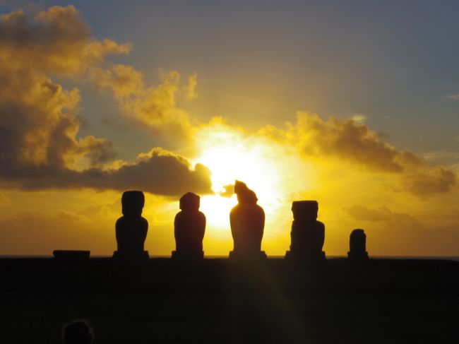 南米左側!女一人旅の写真たちですー。<br />南米は初でしたが、大好きになりました!<br />そんな大好きがきっと伝わる写真たち。楽しんでいただきたい〜。<br /><br />★エクアドル→ペルー→ボリビア→イースター島→チリ★<br />へと、移動しましたー。<br /><br />良かったら!色んな国の写真を楽しんでください。<br /><br />そして、これから南米左側に行かれる方の、何かお役に立ちますよーに!