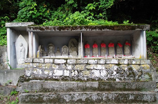 富山市（旧大沢野町）・下タ南部の野仏の里へ行ってきました。<br />＊新猪谷橋〜吉野橋間を車で移動しながら道路脇の野仏を見てきました，車を運転しながらですので見落としの野仏も多々あると思います。<br />＊下タ南部地区の旧街道沿いには，今も200体を超える野仏があるといわれています。<br />