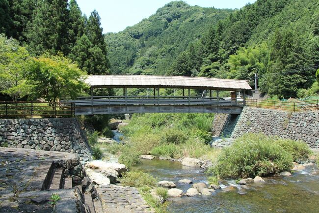 愛媛県大洲市河辺町は、大洲の市街地から東方へ３０ｋｍ余り離れた山間に位置し、三方を急峻な山に囲まれた川沿いの、僅かばかりの平地に集落が点在する山村で、人々の生活を支え、集落をつなぐ川には、八つの「屋根の付いた橋」が架かっており、日本版「マディソン郡の橋」として知られています。<br /><br />「マディソン郡の橋」は、世界中でベストセラーとなった同名小説をクリント・イーストウッドとメリル・ストリープの主演により映画化されたもので、１９９５年に劇場公開されました。<br /><br />アイオワ州マディソン群の片田舎で平凡な主婦として穏やかな毎日を送っていた、メリル・ストリープ演じる農場主の妻と、農場近くの屋根の付いたローズマン・ブリッジを撮影しに来た、クリント・イーストウッド演じる旅のカメラマンが織りなす物語で、たった４日間の恋に永遠の愛を見いだした中年男女の姿を描いた、しっとりとした大人の恋愛映画です。<br /><br />この映画の中で、「屋根の付いた橋」が重要なモチーフとして描かれていましたが、それまでほとんど知られることのなかった河辺町の「屋根の付いた橋」が、これになぞらえるように全国に紹介されると、一躍脚光を浴びることになりました。<br /><br />もともと河辺町の「屋根の付いた橋」は、農作物などの保管場所として、また住民の憩いの場として、日常生活の一部に溶け込んでいましたが、これをきっかけに、今まで慣れ親しんできた「屋根の付いた橋」の文化的な価値に気付き、「屋根の付いた橋のある村」を誇りに思うようになります。<br /><br />今では、自発的に橋周辺の清掃や花作りなどが行われるようになり、美しい山村風景に溶け込んだ、河辺浪漫八橋の維持保全に努めておられます。<br /><br />日本の将来を憂え、近代日本の夜明けに青雲の志を抱いた坂本龍馬が、国禁を犯して第一歩を踏み出した脱藩の道。<br /><br />その、土佐から長州へ至る脱藩の道が長らく判別できませんでしたが、１９８８年、謎だった愛媛県内のルートが郷土史家の研究により解明され、龍馬が河辺町を歩いた事実が判明しました。<br /><br />これを受け、地域住民を中心としたボランティア会員により「坂本龍馬脱藩の道保存会」が設立され、河辺町の活性化に向け、「坂本龍馬脱藩の道」の保全・整備とウォーキングイベント開催などのＰＲ活動に努めておられます。<br /><br />今回、坂本龍馬脱藩の道の事実が確認された河辺町に点在する、八つの「屋根の付いた橋」を訪れました。