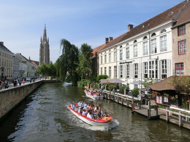 ブリュッセル滞在２日目に水の都「ブルージュ」に出かける。ブリュッセルからブルージュまでベルギー国鉄で１時間ほどなので日帰り圏内である。ブルージュとは「橋」の意味で、街を縦横に流れる運河には多数の美しい橋がかかっている。かって北海と水路で結ばれていたブルージュは、12〜13世紀には西ヨーロッパ第１の貿易港となり、中世ヨーロッパの商業の中心として繁栄したという。<br />2000年、「ブルージュ歴史地区」として世界遺産に登録された。<br /><br />注：最初ブルージュを訪れた時、天気が悪くて期待したような美しい景色に出会えなかった。そこで後日、パリに滞在中、天気の良い日を選んで、再度ブルージュ観光をした。写真は主に２度目のものである。<br /><br />私のホームページに旅行記多数あり。<br />『第二の人生を豊かに』<br />http://www.e-funahashi.jp/<br />（新刊『夢の豪華客船クルーズの旅<br />ー大衆レジャーとなった世界の船旅ー』案内あり）<br />
