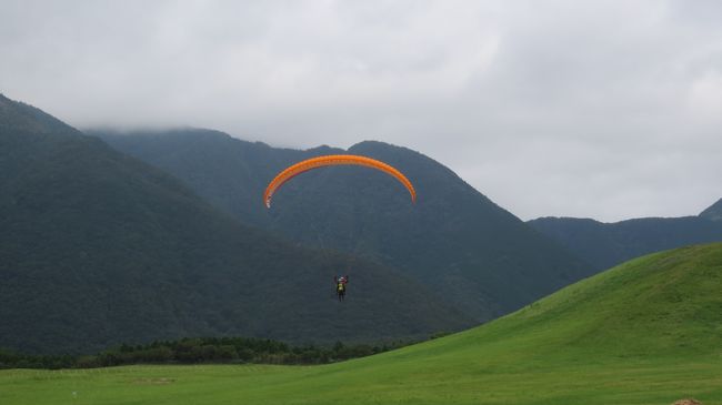 今回の目的は朝霧高原でパラグライダーです！！<br />富士山の方へドライブに行くとパラグライダーしている人が沢山いて<br />アクティビティーが大好きなので一度は体験したいと思ってまして・・・やっと行動にでました！（笑<br />やっと・・・<br /><br />東京の友達と新富士駅で待ち合わせ、車で朝霧高原へ向かいました～！！！<br /><br />富士宮でランチ【CAFE　PAGE】（ペイジ）☆<br />富士宮は沢山カフェがあります。その中でも人気が高い感じだったので訪れました。<br />駐車場が少ないので止めるのが大変でしたが、なんとか入店＾＾<br />パスタやハンバーグなど美味しそうなメニューが沢山☆ランチセット　￥1000～￥1500くらいかな？<br />年齢層も様々で落ちついたお店でした☆<br /><br />朝霧高原へ～<br /><br />曇ってる～！！出来るのか不安でしたが、チェックイン。<br />今回使用したお店は【朝霧高原パラグライダースクール】<br />二人乗りのタンデムフライトを申し込み<br /><br />●タンデム代金￥7600<br />●保険￥1000<br /><br />料金を支払っていざ山へ～！<br />なんと霧がかかってしまっていて本日は中止と・・・・<br /><br />しかも料金は払ってしまっているので返金は無し・・・え？<br />返金しない代わりにリフライト券をくれるという・・説明してくださいよソレ！<br />保険代の返金はもちろん無し。<br /><br />私たちは泊まる予定出来ていたので明日出来るか聞いて予約いっぱいだけど<br />朝早くなら大丈夫と言ってくれたので再トライしました！<br /><br />リフライト券もらってもいつ来れるか分からないし、なにがなんでも飛んで帰ると思い気合いを入れなおし！<br /><br />翌日！<br />びみょ～に晴れてる<br />7時集合して山へ！　　霧も無く飛べました。<br />保険代は今日も￥1000払いました。がっくし。<br />とりあえず飛べて良かった～！！　10分間くらいの飛行でしたがMOVIEとったり写真とったり<br />満喫～☆結果良し！<br /><br />そのあと西湖河口湖方面を観光してアクティビティ旅行は終了です。<br /><br />あとは写真で紹介します～☆<br />