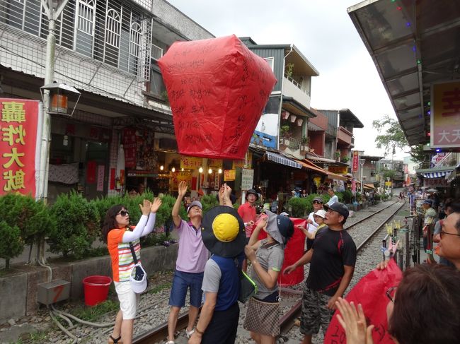 春休みに初めて家族での海外旅行に出かけた我が家。６人の子どもたちのパスポートを取得するのは、運転免許で身分証明ができる大人よりずっと大変でした。ということで、有効期間のうちにできるだけ出かけようと決心しました。<br /><br />今回は私たちが住んでいる北海道から直行便があるところにしようと、わざわざ暑い夏に、もっと暑い台湾に行ってきました。<br /><br />８/４　千歳空港から台北桃園空港、ホテルまで<br /><br />８/５　金瓜石、九分観光<br /><br />８/６　平渓線にて十分へ、天燈上げ<br /><br />８/７　故宮博物院と街歩き<br /><br />８/８　帰国