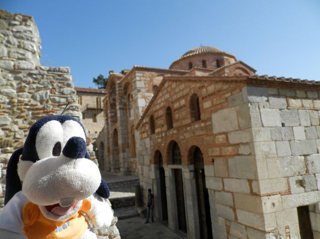 グーちゃんだよ。<br />ギリシャ２日目だよ。<br />今日はアテネを出てメテオラの麓の町<br />カランバカまで行くの。<br />途中、世界遺産オシオスルカス修道院<br />そしてデルフィ遺跡に寄るよ！！