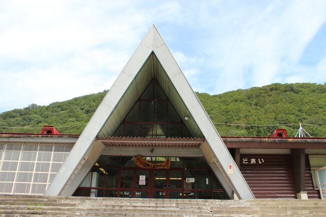 青春18きっぷを利用し、湯檜曽駅・土合駅へ行ってきました。<br /><br />自宅の最寄り駅の始発電車に乗り、<br />渋谷駅5:49発の山手線→池袋駅で乗り換え6:11発・埼京線→赤羽駅で乗り換え6:26発・高崎線→8:01高崎駅着。<br /><br />高崎駅で「上州の朝がゆ」という駅弁を購入しようと思ったのですが、すでに売り切れ。販売員の方が言うには、早朝から行列ができてすぐに売り切れるようです。どうしても購入したいという方は予約をすることができます。土日限定発売の「上州D51」という駅弁を購入しました。<br /><br />高崎駅を8:24に出発・上越線→9:31水上駅着。<br />この日は天気も良く、山や川など上越線の車窓をきれいに見ることができ気持ちよかったです。車内では子供連れの方と鉄道の旅について話をすることができて楽しかったです。<br /><br />水上駅に着くと少し休憩をとり、湯檜曽駅へ向かう電車に乗りました。9:51湯檜曽駅着。ここで下車したのは私を含めて3人ほどでしたが、駅構内を撮影している間に誰もいなくなりました。当初、この駅で約2時間、駅弁を食べたり駅前を散策する予定でしたが、あまりにも虫が多く暑かったので、10:24発の上り電車に乗り、ふたたび水上駅へと向かいました。<br /><br />水上駅の待合室で駅弁を食べ(クーラーがきいていて虫もいなく快適!)、11:41発の電車で土合駅へ。土合駅では多くの人(30人くらい?)が下車しました。土合駅の下りホームで写真を撮っているとあっという間に時間が過ぎ、462段の階段を駆け足で上りました。土合駅の概観をカメラに収め、12:26発水上行きの電車に乗るため上りホームへ行きました。<br /><br />その後、水上駅→高崎駅と移動し、高崎駅周辺でお土産を見て(達磨やガトーフェスタハラダのラスクなどありましたが何も買わず)、上野行きの電車に乗りました。このまま上野へ行って「カシオペア」を撮影しようと思ったのですが、有名な撮影スポットである「赤羽八幡神社」へ行こうと思い、急遽、赤羽駅で下車しました。(結局この日はカシオペアの運行日ではなく写真は撮れませんでした...)神社には数名いましたが、写真撮影している人は1人しかいませんでした。<br />E5・E6・E7系の新幹線を撮影し、神社を後にしました。<br />この後、上野→東京へと行き、帰宅しました。
